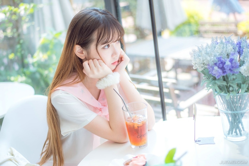 邓贤会意，微笑着点点头，算是默认了庞统的意思，至于原本的蜀中四将如今却变成了三将，已经没人在意了。